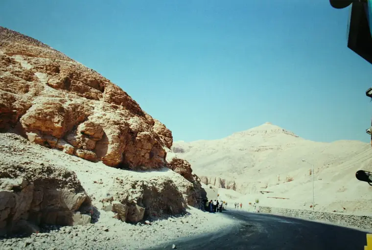 Helle Kalksteinfelsen und eine Straße im Tal der Könige am Westufer von Luxor
